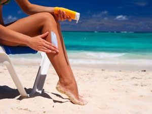 143460964-143460963_beach-apply-sunscreen
